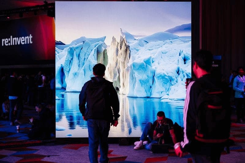 A visitor in front of the glacier preset