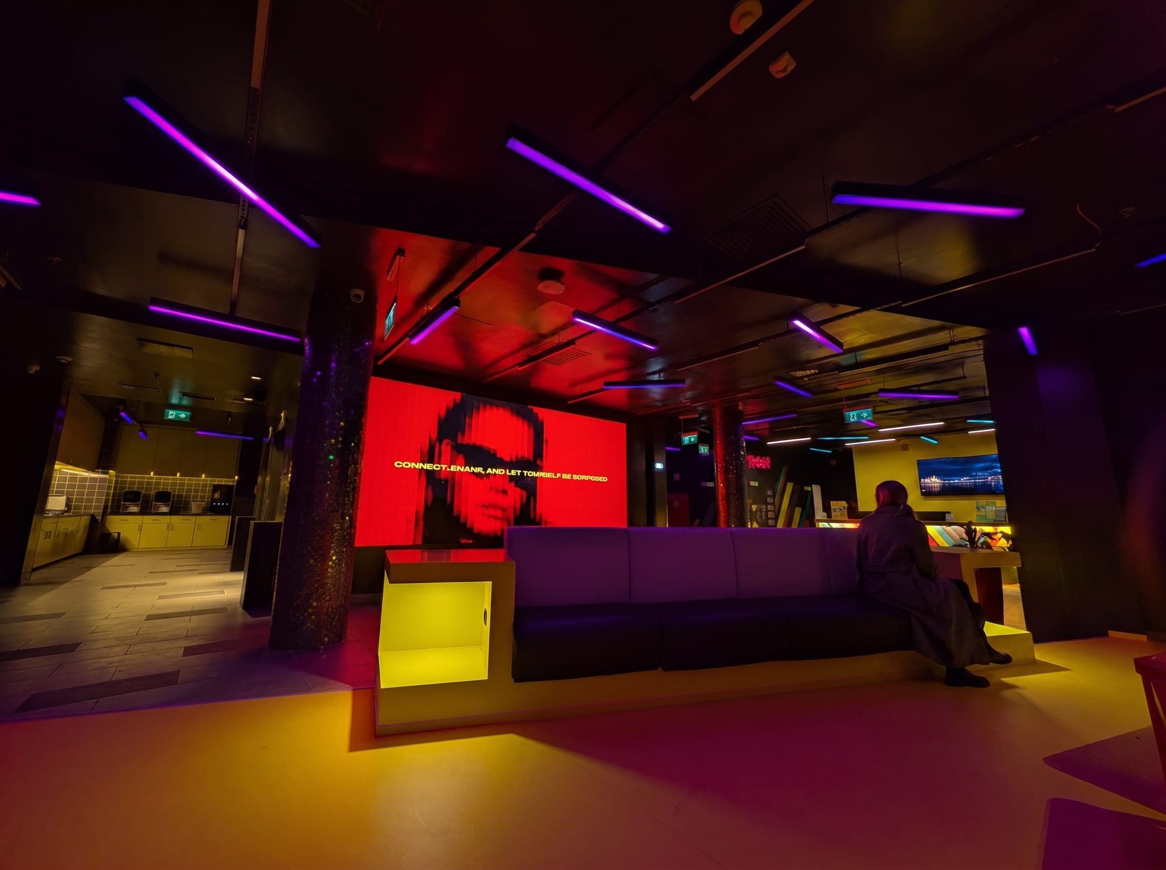 Red content loop on the LED wall